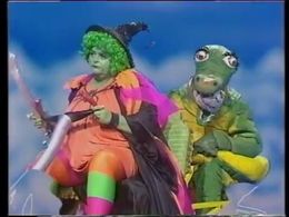 Carol Lee Scott and Freddie Stevens in Emu's World (1982)