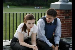 Jeremy Renner and Amber Tamblyn in The Unusuals (2009)
