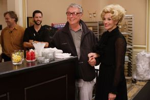 Julia Roberts and Mike Nichols in Charlie Wilson's War (2007)