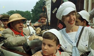 Galina Petrova, Jerzy Stuhr, and A. Vernikov in Dezha vyu (1990)