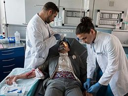 Mike Adler and Tilman Pörzgen in In aller Freundschaft - Die jungen Ärzte: Süßes oder Saures (2019)