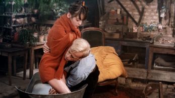 Klaus Kinski and Pénélope Palmer in La femme enfant (1980)