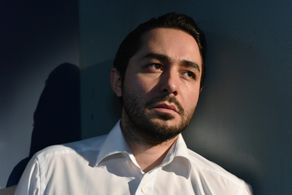 Khalid (Sherwa Haji) watching the news about Syria in the reception center.