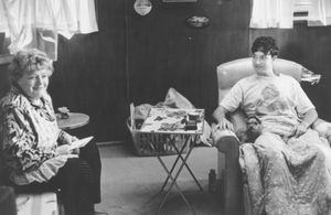 Pauly Shore and Shelley Winters in Jury Duty (1995)