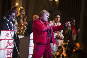 Jason Schwartzman, Jack Black, Willie Garson, Jenny Slate, and Vanessa Bayer in The Polka King (2017)