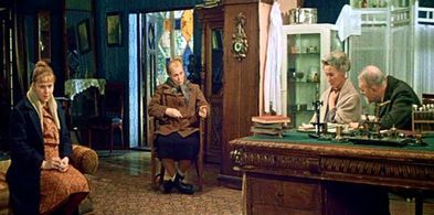 Nina Alisova, Natalya Gundareva, Rimma Markova, and Fyodor Nikitin in Sladkaya zhenshchina (1977)