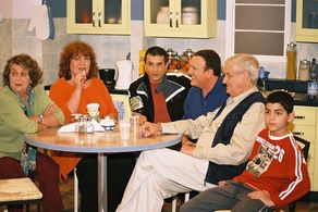Ilan Dar, Tikva Dayan, Yehoram Gaon, Moshe Gershony, Hanna Maron, and Tom Gal in Krovim Krovim: The Reunion (2005)
