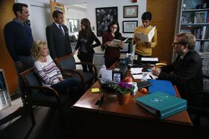 Anjali Bhimani, Julie Bowen, Ty Burrell, Andy Daly, Ajay Mehta, Ariel Winter, and Suraj Partha in Modern Family (2009)