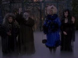 Michael Roberds, Ellie Harvie, Betty Phillips, and Meredith Bain Woodward in The New Addams Family (1998)