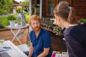 Volker Muthmann and Esther Maria Pietsch in Hubert ohne Staller: Frau Hackl muss weg (2022)