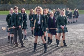 Nicola Coughlan, Dylan Llewellyn, Louisa Harland, Jamie-Lee O'Donnell, Beccy Henderson, and Saoirse-Monica Jackson in De