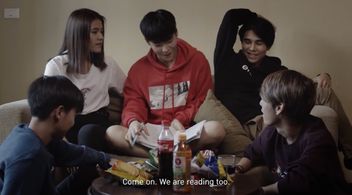 Gameplay Garnpaphon Laolerkiat, Runn Tiyakorn, Jeff Satur, and Sukpun Rattaporn in He She It (2019)