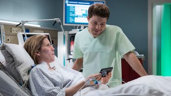 Katrin Hansmeier and Jascha Rust in In aller Freundschaft: Aus der Bahn geworfen (2022)