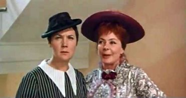 Olga Aroseva and Tamara Chernova in Dva dnya chudes (1970)