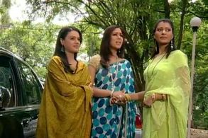 Sakshi Tanwar, Archana Bhatt, and Preeti Gupta in Kahaani Ghar Ghar Kii (2000)