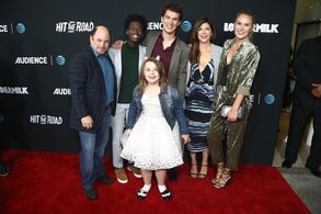 Jason Alexander, Amy Pietz, Tim Johnson Jr., Nick Marini, Natalie Sharp, and Maddie Dixon-Poirier in Hit the Road (2017)