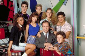 Elizabeth Berkley, Mark-Paul Gosselaar, Tiffani Thiessen, Ed Alonzo, Dustin Diamond, Dennis Haskins, Mario Lopez, and La