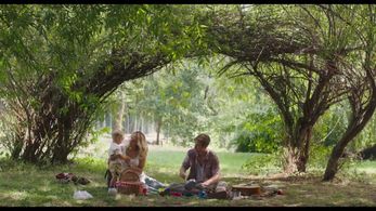 Petra Hrebícková and Vladimír Polívka in Mothers (2021)