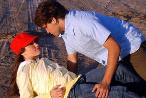 Lali Espósito and Pablo Martínez in Casi ángeles (2007)