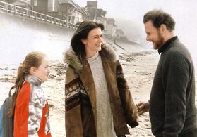 Elena Safonova, Vitali Solomin, and Tanya Bugaeva in Zimnyaya vishnya 3 (1995)