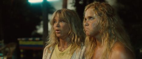 Goldie Hawn and Amy Schumer in Snatched (2017)