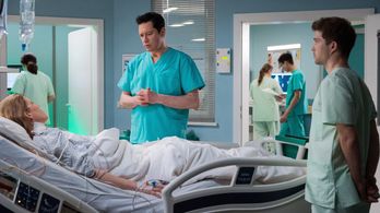 Thomas Koch, Katrin Hansmeier, and Jascha Rust in In aller Freundschaft: Aus der Bahn geworfen (2022)