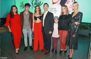 Cast of Alexa and Katie at the premier