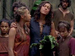 Kimberley Joseph and Kiersten Havelock in Lost (2004)