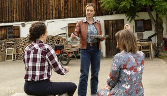 Aglaia Szyszkowitz, Pauline Fusban, and Josephine Ehlert in Zimmer mit Stall (2018)