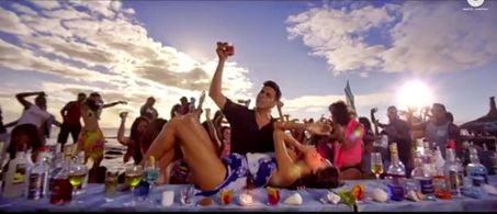 Akshay Kumar and Lisa Haydon in The Shaukeens (2014)