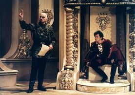 Jan Preucil and Ondrej Vetchý in O pysném panovníkovi (1998)