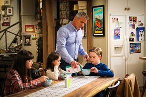 Matt LeBlanc, Grace Kaufman, Hala Finley, and Matthew McCann in Man with a Plan (2016)