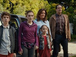Diedrich Bader, Katy Mixon, Daniel DiMaggio, Meg Donnelly, and Julia Butters in American Housewife (2016)