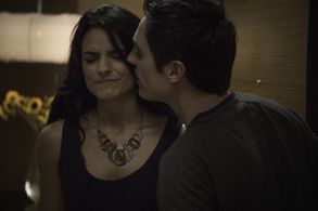 Mauricio Ochmann and Aislinn Derbez in A la mala (2015)