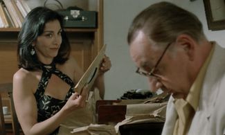 Anna Bonaiuto and Philippe Noiret in The Postman (1994)