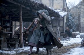 Adria Arjona and Rebeka Rea in Emerald City (2016)