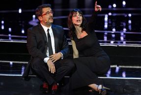 Andreu Buenafuente and Maribel Verdú in Los Goya 25 años (2011)