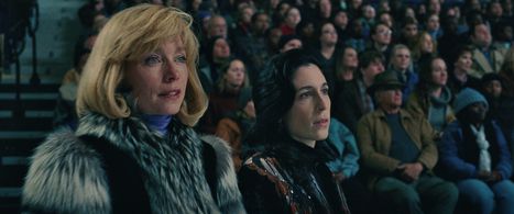 Julianne Nicholson and Cara Mantella in I, Tonya (2017)