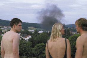 Trine Dyrholm, Devid Striesow, and Lennie Burmeister in Bungalow (2002)
