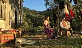 Turan Özdemir and Nilay Erdönmez in Mezarci (2017)