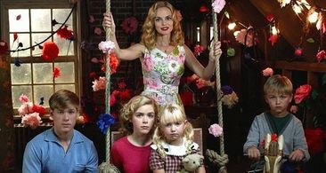 Heather Graham, Kiernan Shipka, Mason Dye, Maxwell Kovach, and Ava Telek in The Dollanganger Saga (2014)