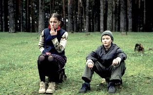 Gleb Puskepalis and Vera Sandrykina in Roads to Koktebel (2003)