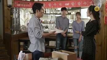 Lee Min-Young, Hie-bong Jo, Go Kyung-Pyo, and Chae Soo-bin in Strongest Deliveryman (2017)