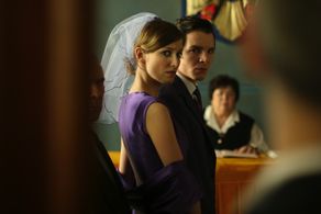 Alexandra Maria Lara and Felix Klare in Offset (2006)