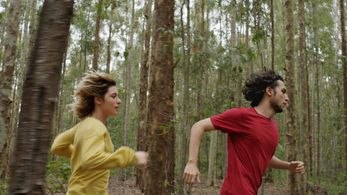 Julia Ianina and Eduardo Moraes in Fragma (2013)