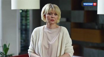 Yuliya Menshova in Mezhdu nami, devochkami. Prodolzheniye: Episode #1.13 (2019)