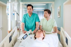 Thomas Koch, Katrin Hansmeier, and Jascha Rust in In aller Freundschaft: Aus der Bahn geworfen (2022)