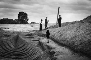 Ralph Fiennes, Archie Barnes, Joe Hurst, and James Dryden in The Dig (2021)