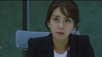 Song Yun-ah and Shin Dong-mi in The K2 (2016)