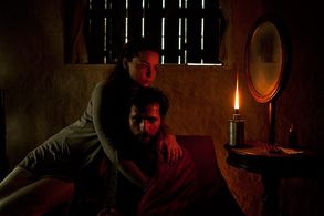 Regiane Alves and Bruno Gagliasso in Isolados (2014)
